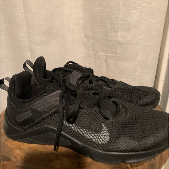 Nike Women’s training shoe Black sz 8 New w/out tags - Picture 2 of 9